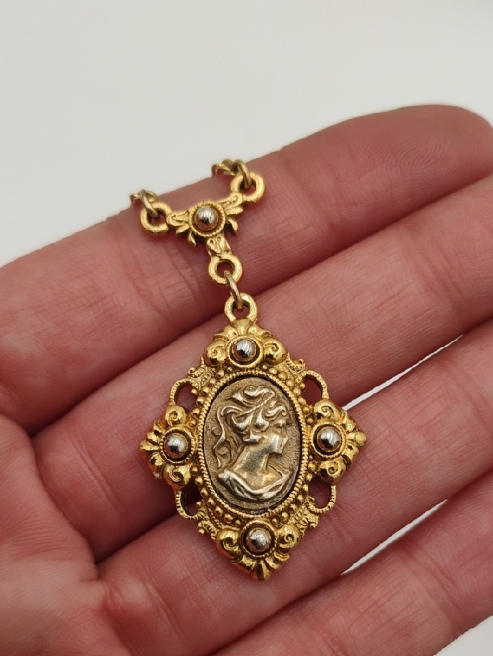 1928 Victorian Revival Cameo Style Gold Tone Necklace 16" - Picture 2 of 5